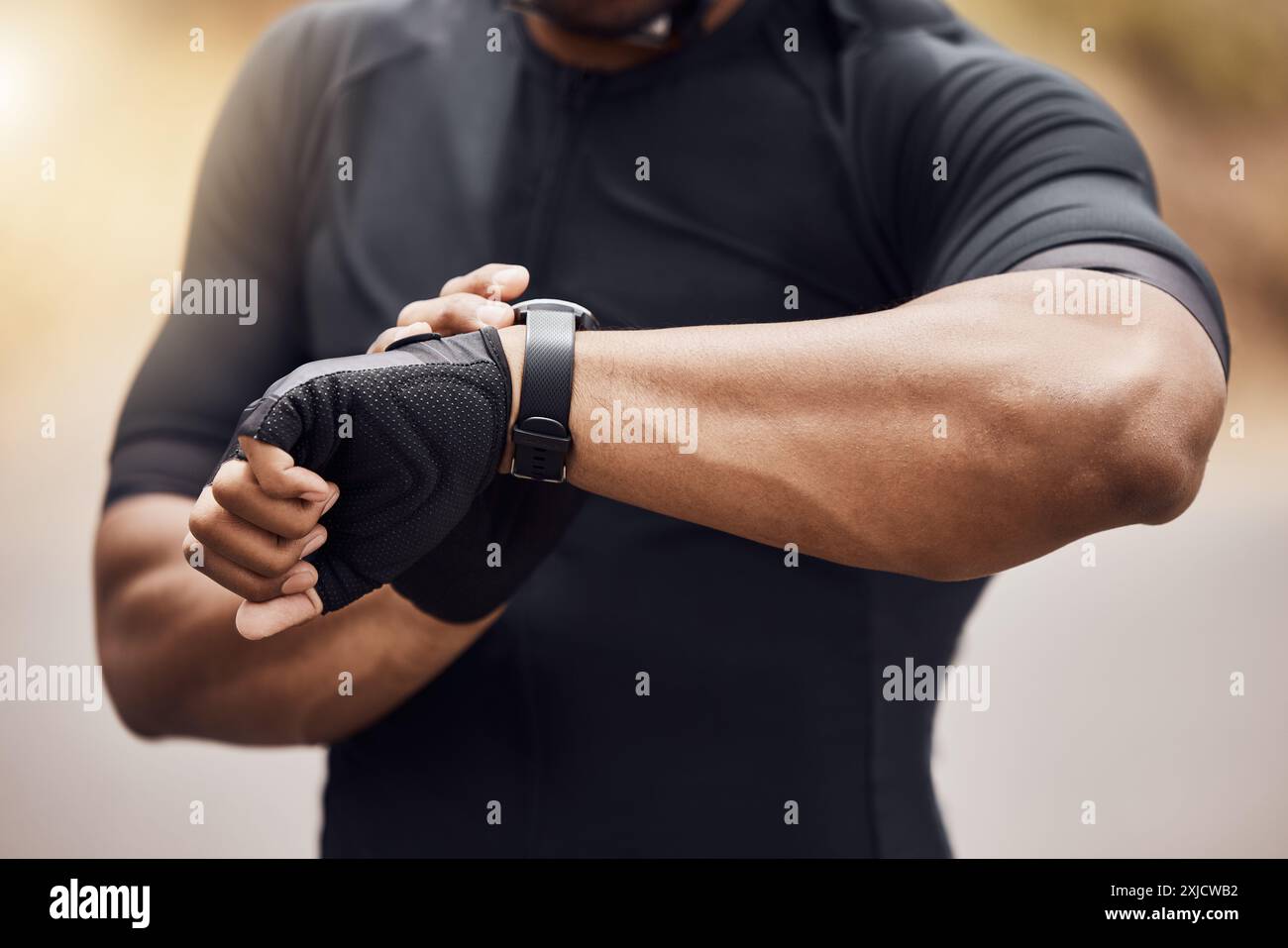 Homme, main et montre pour vérifier la fréquence cardiaque en plein air, l'exercice et le pouls de suivi pour la santé. Personne masculine, bras et athlète pour le suivi des résultats Banque D'Images