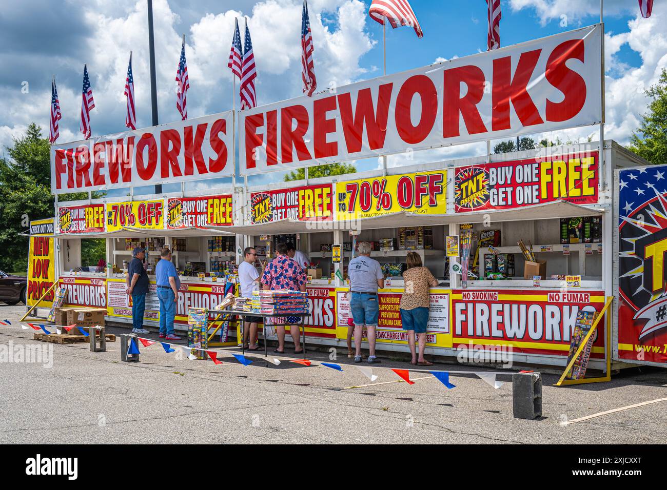Feu d'artifice pop-up avec des clients en attente le 4 juillet, jour de l'indépendance, à Blairsville, Géorgie. (ÉTATS-UNIS) Banque D'Images