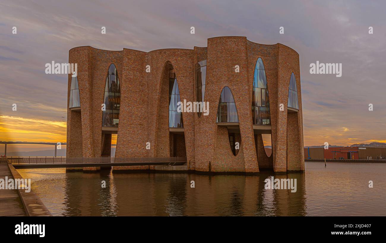 Bâtiment emblématique dans le port, reflets au lever du soleil, Vejle, Danemark, 15 novembre 2018 Banque D'Images