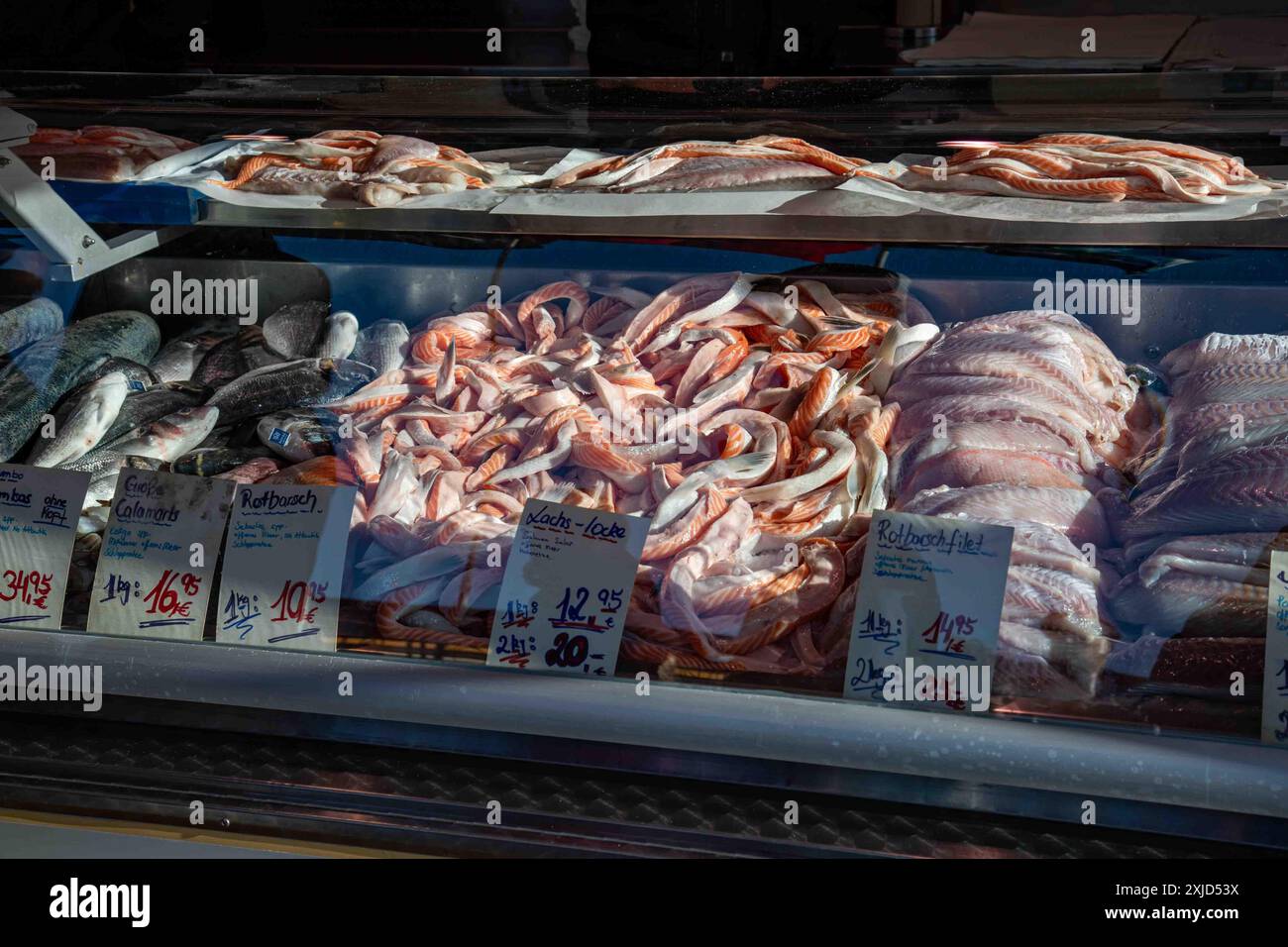Poisson frais en vente au marché du dimanche Fischmarkt dans le quartier Altona de Hambourg, Allemagne Banque D'Images