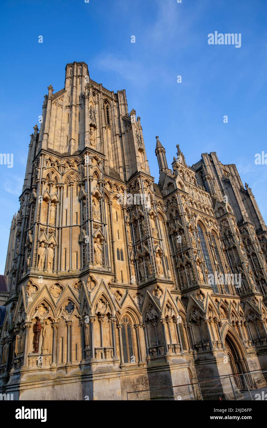 Wells Cathedral anglican Building dans la plus petite ville d'Angleterre, fond de ciel bleu à cette cathédrale d'architecture gothique, Somerset, Angleterre, Royaume-Uni Banque D'Images