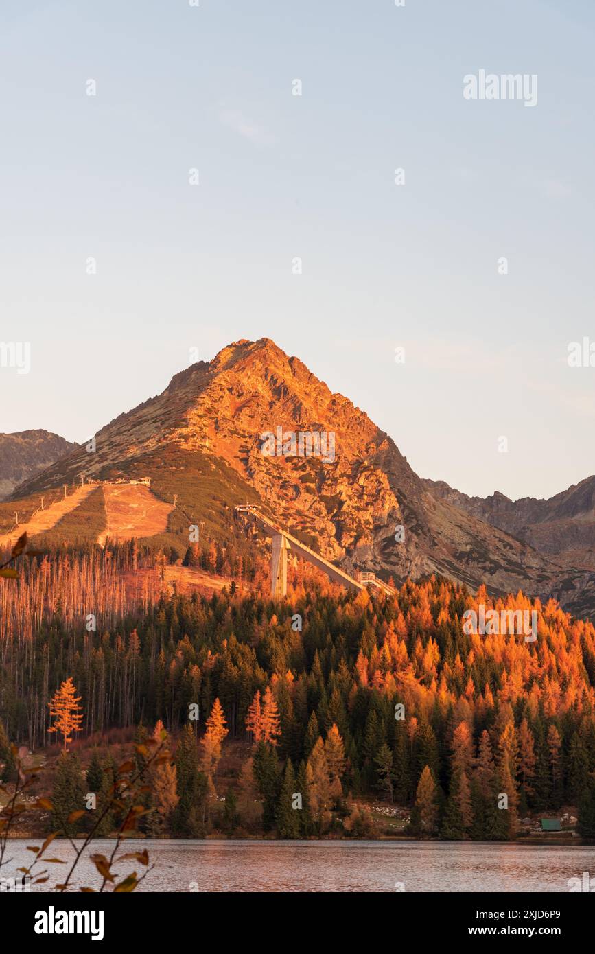 Strbske pleso lac, colline de saut à ski et Predne Solisko, Strbske Solisko et Mlynicke Solisko sommets de montagne au-dessus en automne Hautes Tatras montagnes à Slo Banque D'Images