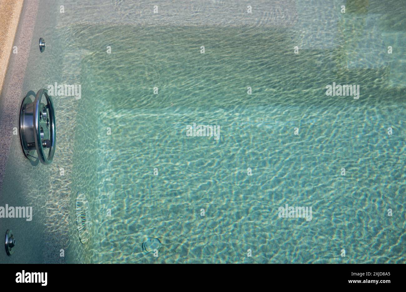 l'eau claire dans le fond de détail de l'eau ondulée de la piscine. concept de vacances Banque D'Images