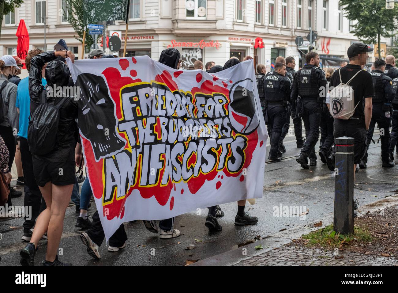 06.07.2024, Free Maja Demo, Leipzig : in Solidarität mit der nach Ungarn ausgelieferten Antifaschistin Maja gingen in Leipzig bis zu 800 Personen auf die Straße und forderten deren Rückholung nach Deutschland. Sachsen Deutschland manifestation de Maja libre Leipzig-03 *** 06 07 2024, démo de Maja libre, Leipzig jusqu'à 800 personnes sont descendues dans les rues de Leipzig en solidarité avec Maja antifasciste, extradé en Hongrie, et ont exigé son retour en Allemagne Saxe Allemagne manifestation de Maja libre Leipzig 03 Banque D'Images