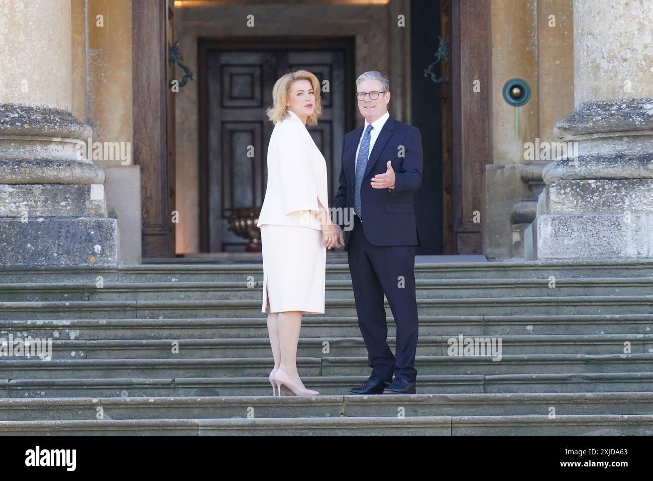 Le premier ministre letton Evika Silina est accueilli par le premier ministre Sir Keir Starmer au sommet de la Communauté politique européenne au Palais de Blenheim à Woodstock, Oxfordshire. Date de la photo : jeudi 18 juillet 2024. Banque D'Images