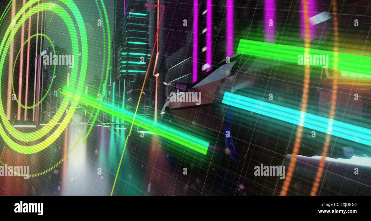 Image d'un scanner circulaire au-dessus d'une voiture futuriste conduisant à travers une ville néon la nuit Banque D'Images