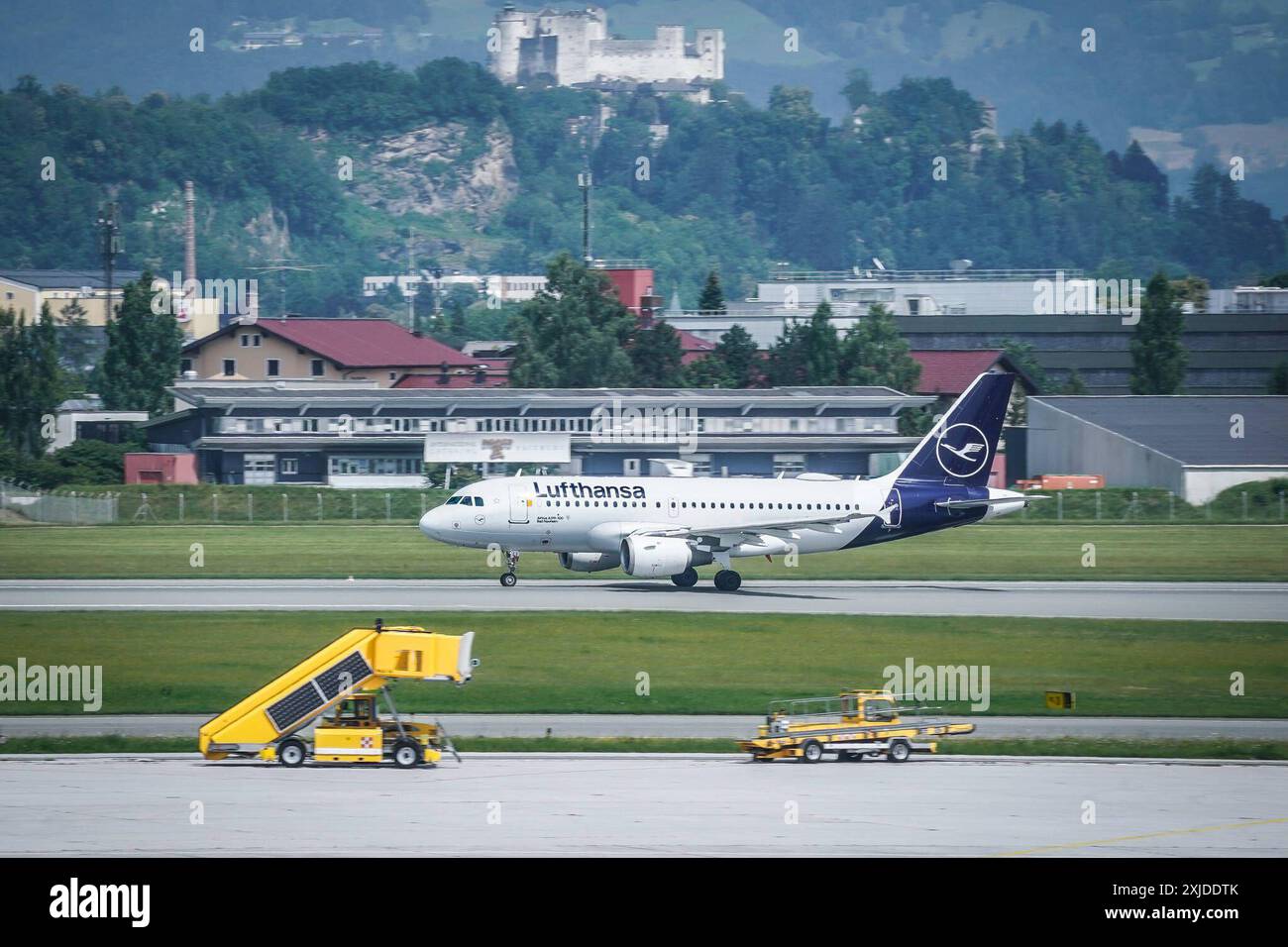 Flughafen Salzburg, Österreich, Lufthansa, Lufthansa Group, Airbus A319-100, Flughafen, Flugzeug, Luftfahrt, Luftverkehr, terminal, Bodenabfertigung, FlughafenPersonal, Passagierflugzeug, Fluggesellschaft, Flughafeninfrastruktur, Reiseflugzeug, Flughafengebäude, Flughafenrampe, Reise, Flugreise, Abfertigungshalle, Flug, Abfertigungsbereich, Flughafenbetrieb, Flughafenrampenfahrzeuge, Flugzeugwartung, Luftfracht, Passagierabfertigung, Deutschland, Reisen, Fluggesellschaften, Flughafenverkehr, modérateur Flughafen, Alpendestination, Passagiereinrichtungen, internationale Verbindungen, touristische Banque D'Images