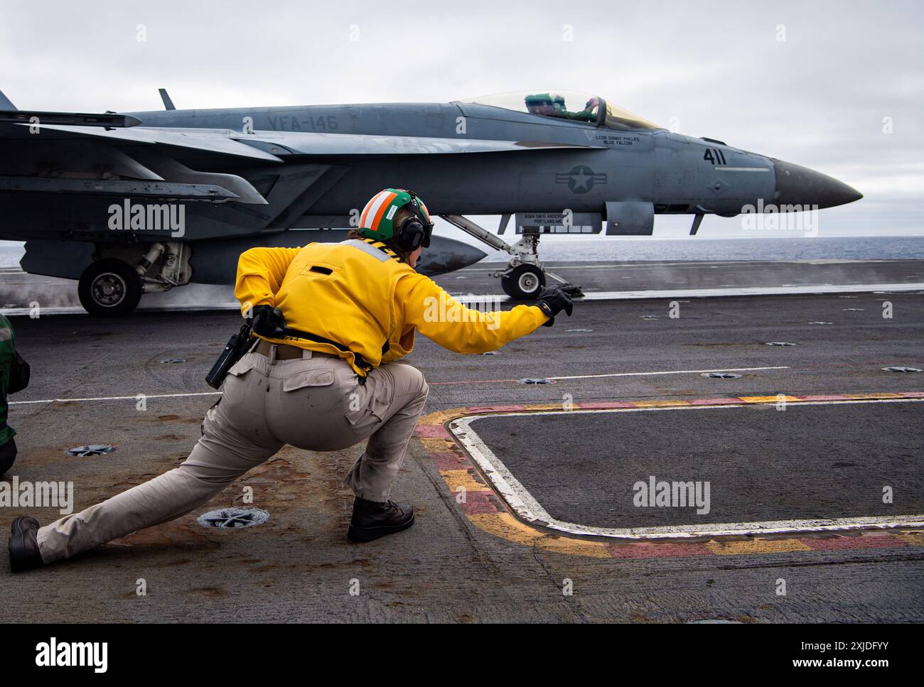 Un F/A-18E Super Hornet des « Blue Diamonds » du Strike Fighter Squadron (VFA) 146 est lancé depuis le poste de pilotage du porte-avions USS Nimitz Banque D'Images