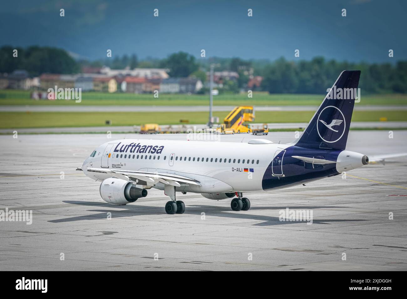 Flughafen Salzburg, Österreich, Lufthansa, Lufthansa Group, Airbus A319-100, Flughafen, Flugzeug, Luftfahrt, Luftverkehr, terminal, Bodenabfertigung, FlughafenPersonal, Passagierflugzeug, Fluggesellschaft, Flughafeninfrastruktur, Reiseflugzeug, Flughafengebäude, Flughafenrampe, Reise, Flugreise, Abfertigungshalle, Flug, Abfertigungsbereich, Flughafenbetrieb, Flughafenrampenfahrzeuge, Flugzeugwartung, Luftfracht, Passagierabfertigung, Deutschland, Reisen, Fluggesellschaften, Flughafenverkehr, modérateur Flughafen, Alpendestination, Passagiereinrichtungen, internationale Verbindungen, touristische Banque D'Images