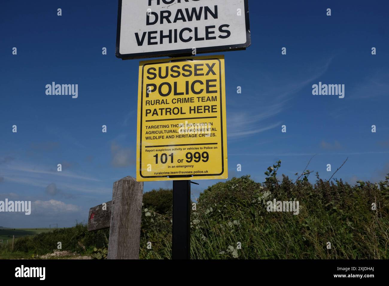 Panneau routier à Woodingdean près de Brighton permettant des véhicules tirés par des chevaux mais pas de voitures ou de motos et aussi un avis de l'équipe de police rurale de Sussex, Angleterre Royaume-Uni Banque D'Images