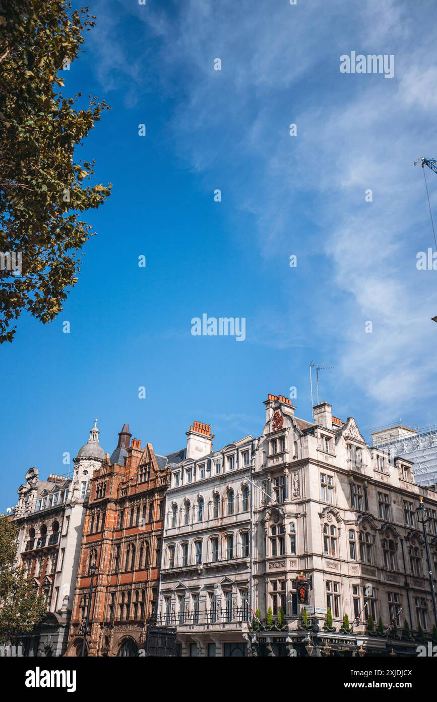 Londres, Royaume-Uni - 09 octobre 2023 : Une vue en angle bas de plusieurs bâtiments historiques à Londres, Royaume-Uni. Les bâtiments sont ornés, avec de grandes fenêtres, élaborés Banque D'Images