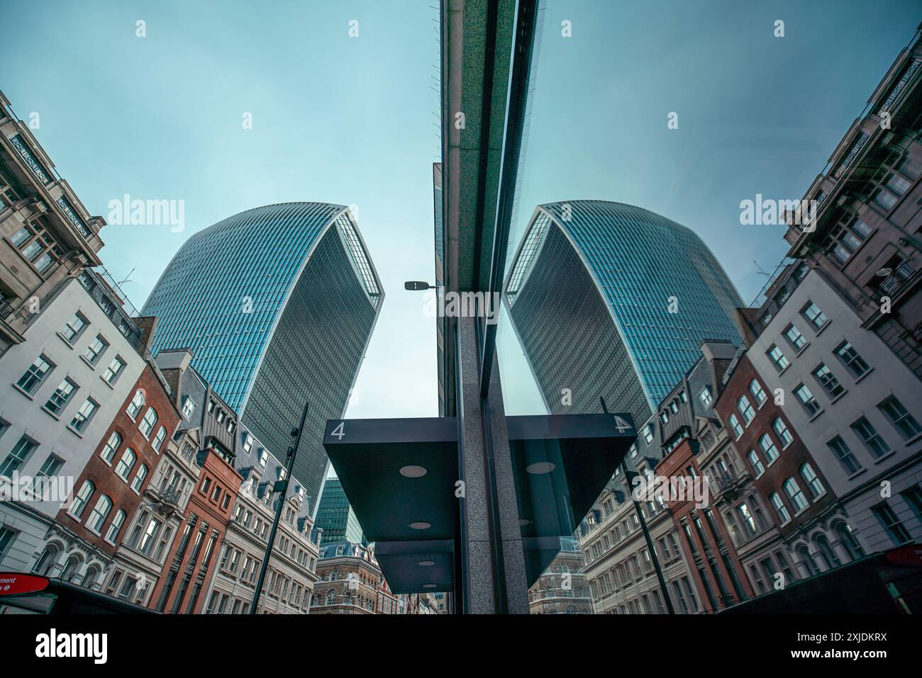 Londres, 09 octobre 2023 : le paysage urbain dynamique de Londres présente les styles contrastés de vieux bâtiments en briques et d'élégantes tours modernes, y compris les Banque D'Images