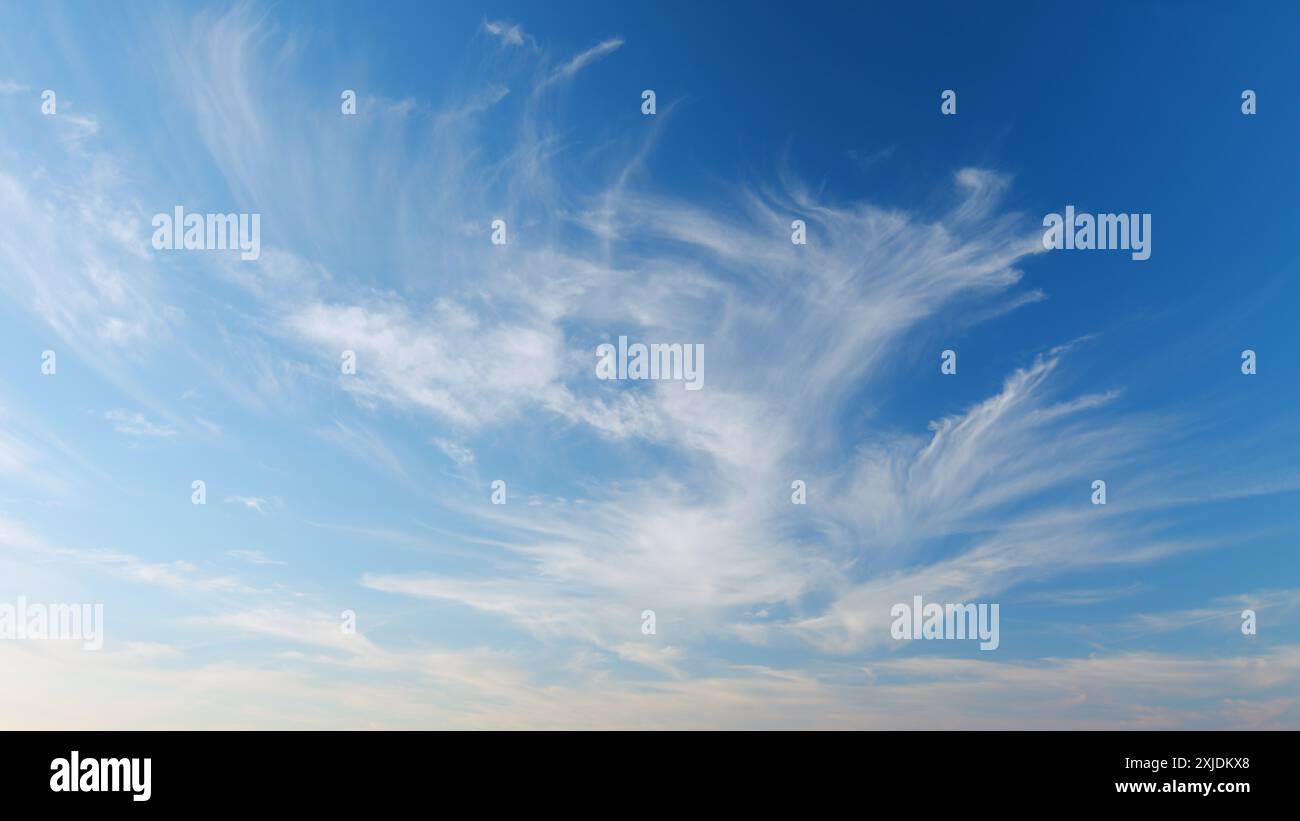 Timelapse. Ciel d'été. Nuages de cirrus sur le ciel bleu brillant. Les nuages de cirrus tordus passent au-dessus du ciel bleu dans la nature. Banque D'Images