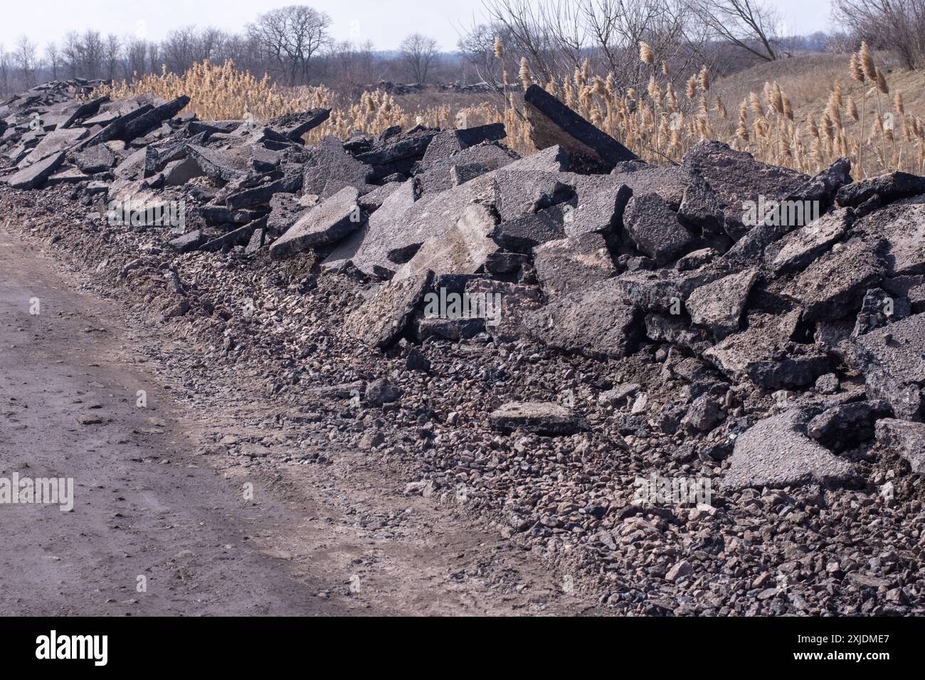 morceaux de vieil asphalte. réparation des routes. Banque D'Images
