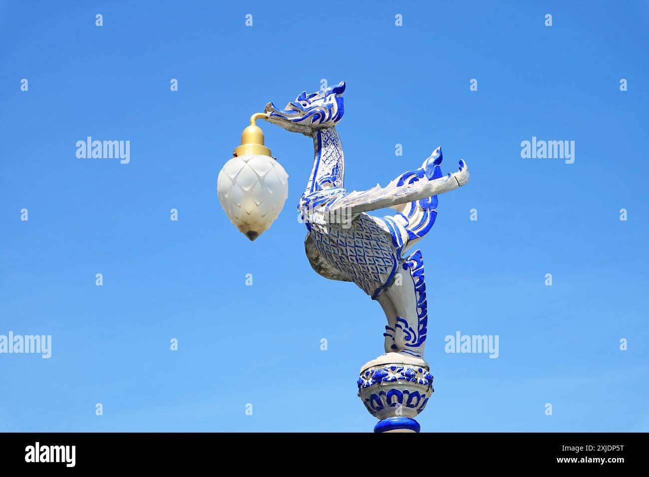Impressionnant bleu et blanc céramique Thai Swan Shaped lampe de Wat Pak Nam Khaem Nu ou le Temple bleu, Chanthaburi, Thaïlande Banque D'Images