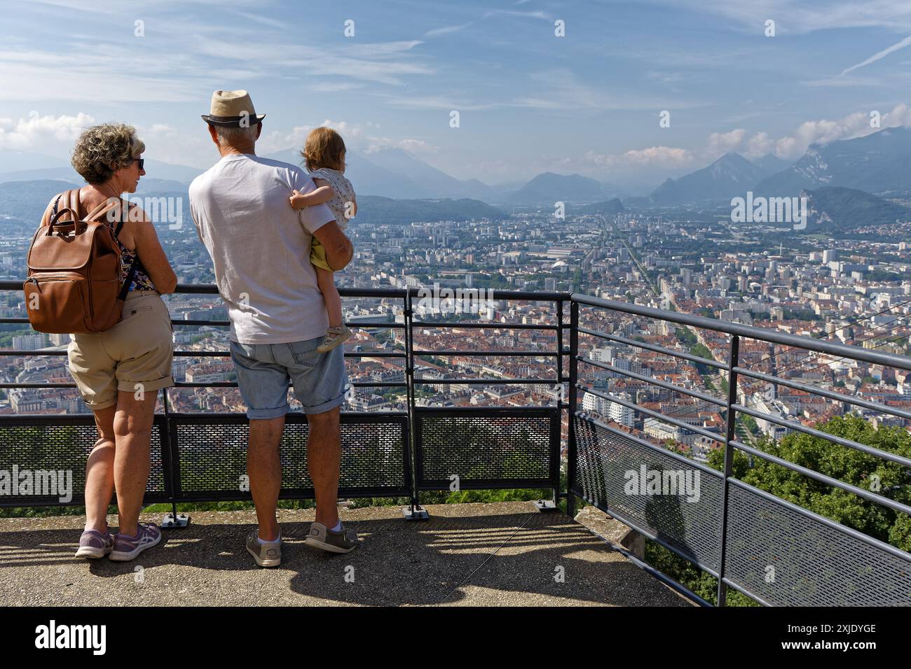 GRENOBLE, FRANCE, 25 juin 2024 : les touristes admirent la vue sur la ville et les montagnes depuis la station supérieure du téléphérique de la forteresse de la Bastille Banque D'Images