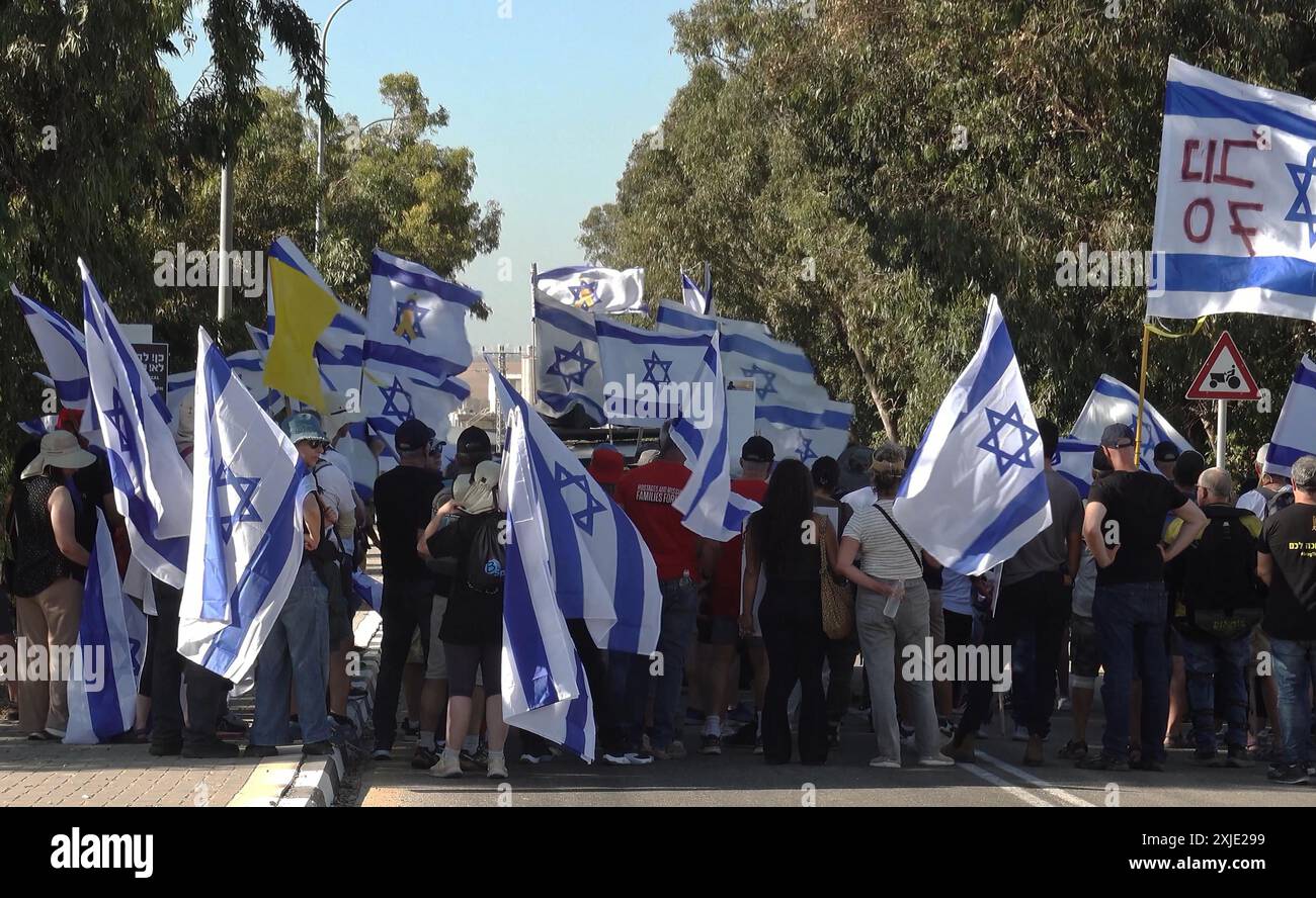 KFAR AZA, ISRAËL - 17 JUILLET : les familles et les partisans des soldats tués dans l'attaque du 7 octobre contre la base de Nahal Oz participent à une marche de protestation appelant le gouvernement à créer une commission d'enquête d'État sur l'attaque menée par le Hamas et les défaillances potentielles de la sécurité et du renseignement qui l'ont permis le 17 juillet, 2024 à Kfar AZA, Israël. Banque D'Images