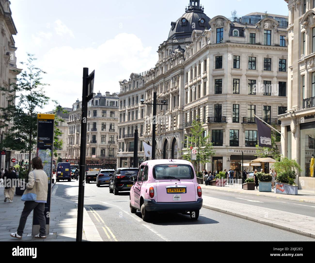 Regent Street, West End, Londres, Angleterre, Royaume-Uni - rue commerçante animée ; magasins coûteux ; grands magasins; Banque D'Images