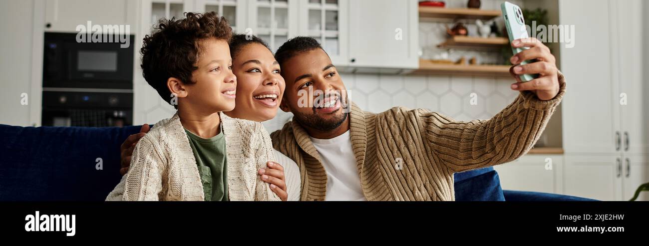 Homme afro-américain prenant selfie avec la famille aimante à la maison. Banque D'Images