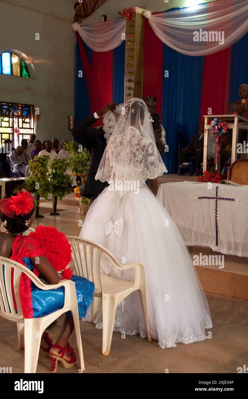 Mariée et mariée, service de mariage, Ankpa, État de Kogi, Nigeria, Afrique. Pendant le service religieux dans l'église Banque D'Images