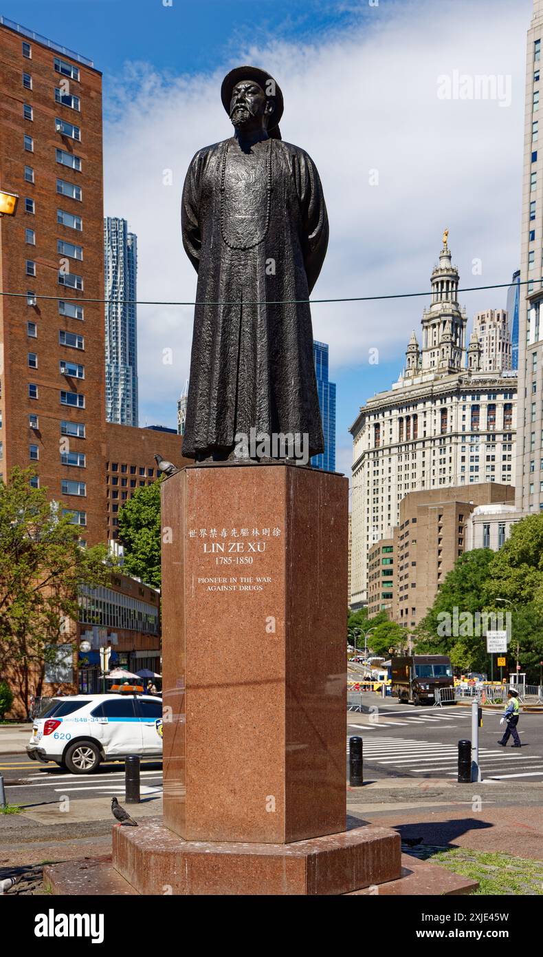 New York Chinatown : statue en bronze de Lin Ze Xu, philosophe/homme politique chinois qui a perturbé le commerce de l'opium ; située à Kimlau Square, une partie de Chatham Square. Banque D'Images