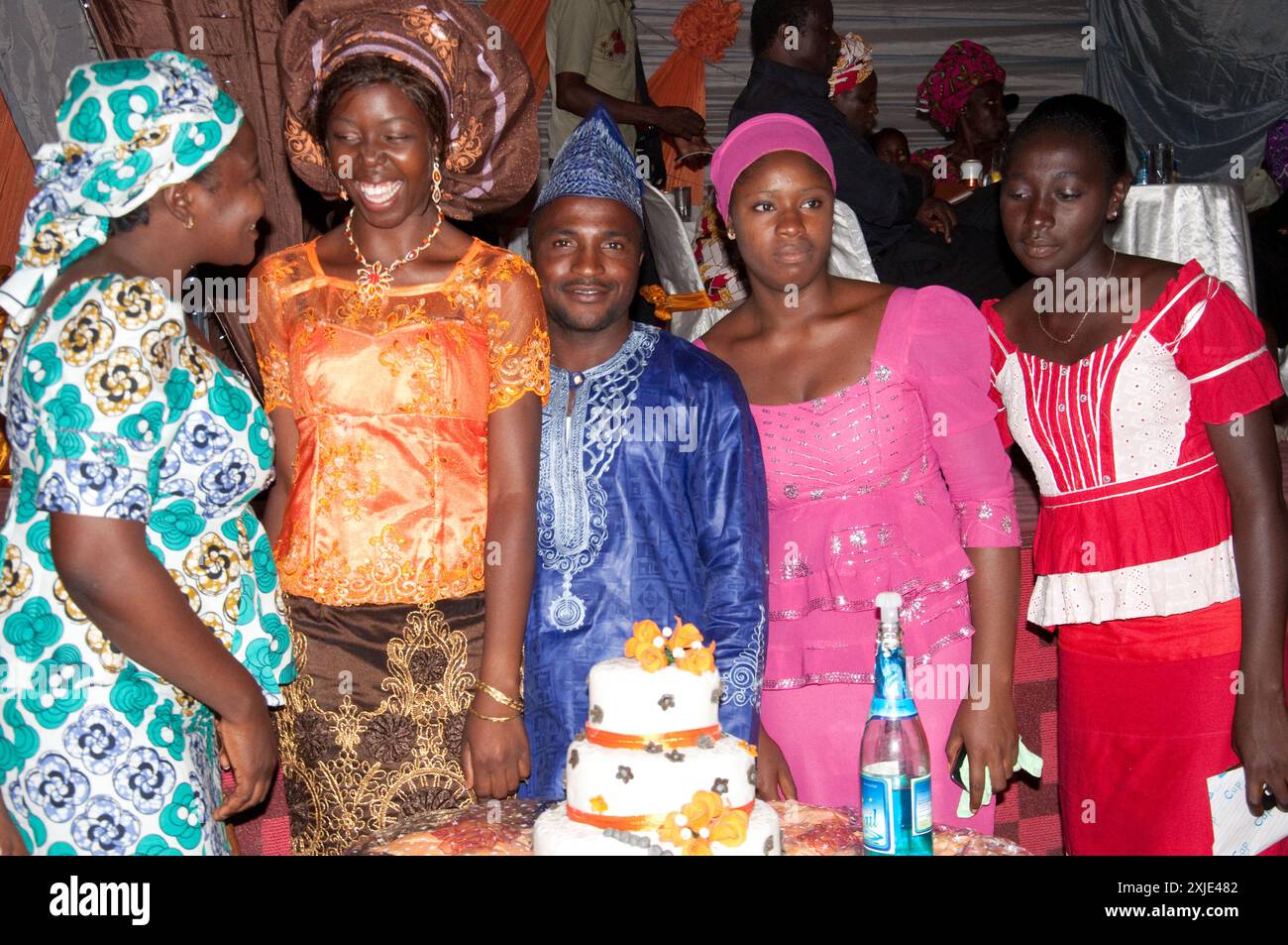 Mariée avec des invités, réception de mariage, Sendforth Party de mariée, Kaduna, État de Kaduna, Nigeria, Afrique. Les mariages au Nigeria peuvent durer plusieurs jours comme Banque D'Images