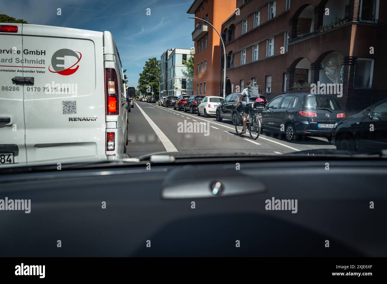 Berlin Straßenverkehr, Verkehr : Straßenszene, Amrumer Straße in Wedding letztes Jahr wurde 50% der Straßenbreite als Radweg ausgewiesen, aber relativ wenig genutzt. Nicht mal Busse der BVG dürfen sie benutzen und stehen somit auch im Stau - 18.07.2024 Verkehr *** Berlin circulation routière, circulation scène de rue, Amrumer Straße in Wedding l'année dernière 50 de la largeur de la route a été désigné comme une piste cyclable, mais relativement peu utilisé pas même les bus BVG sont autorisés à l'utiliser et sont donc également bloqués dans les embouteillages 18 07 2024 trafic Banque D'Images