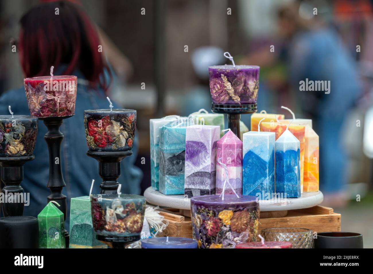 Une variété de bougies sont exposées à la vente sur un marché artisanal. Faible profondeur de soudure Banque D'Images