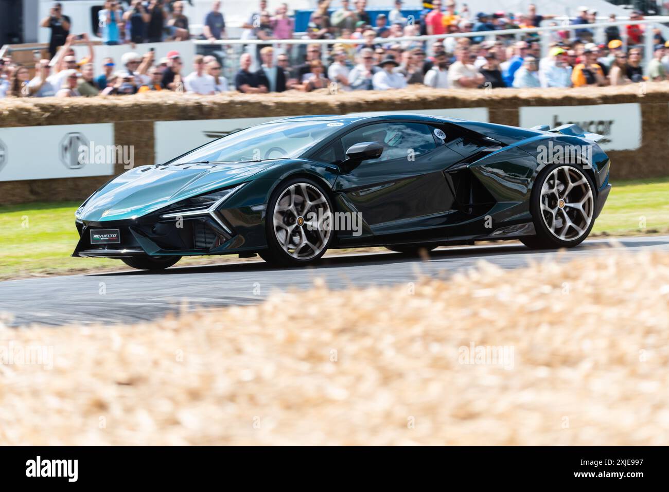 2024 Lamborghini Revuelto voiture de sport hybride montée sur la piste de montée de colline au Goodwood Festival of Speed 2024 Motorsport Event, West Sussex, Royaume-Uni Banque D'Images