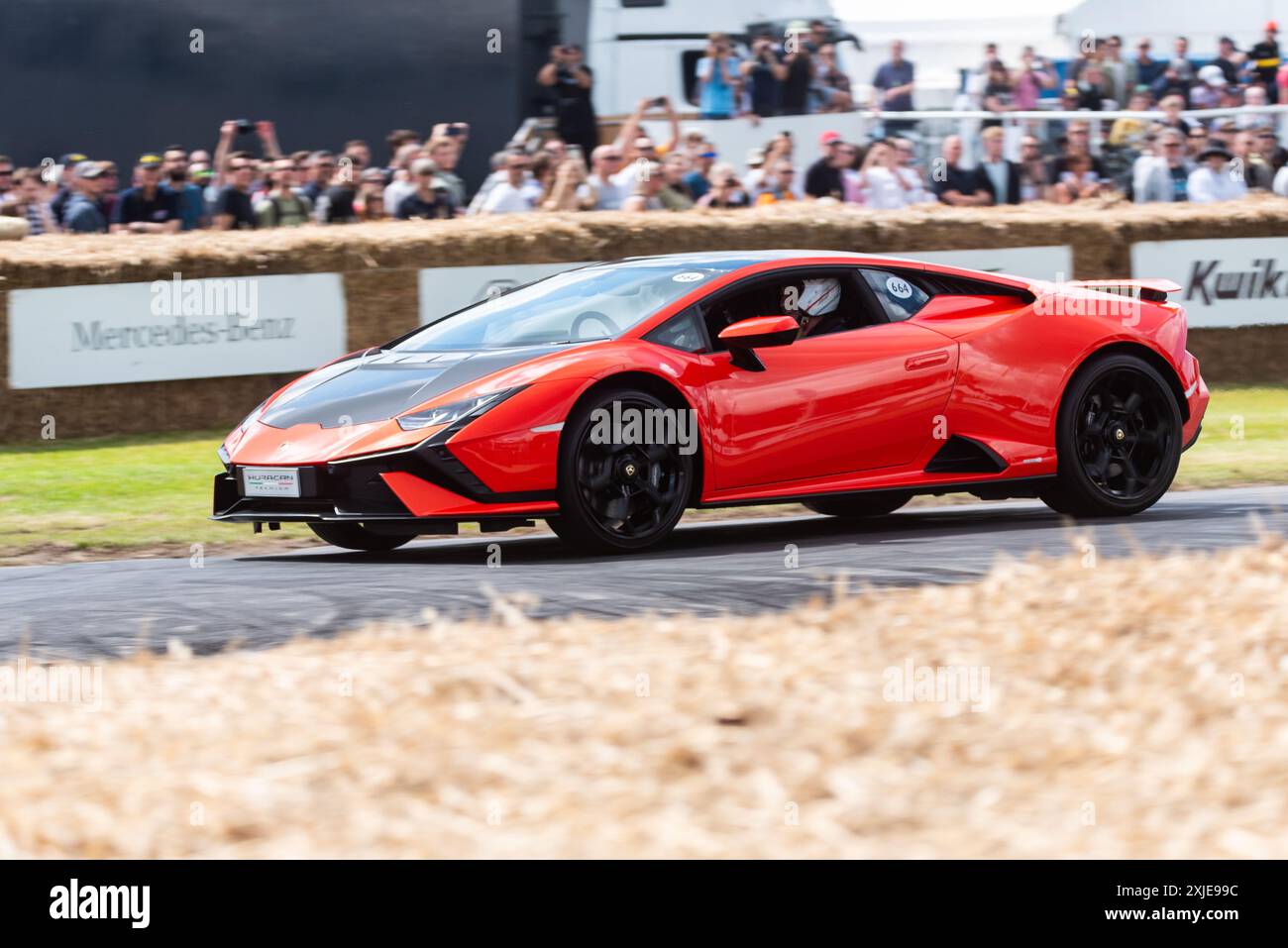 Voiture de sport Lamborghini Huracán Tecnica gravissant la piste de montée de colline au Goodwood Festival of Speed 2024 Motorsport Event, West Sussex, Royaume-Uni Banque D'Images