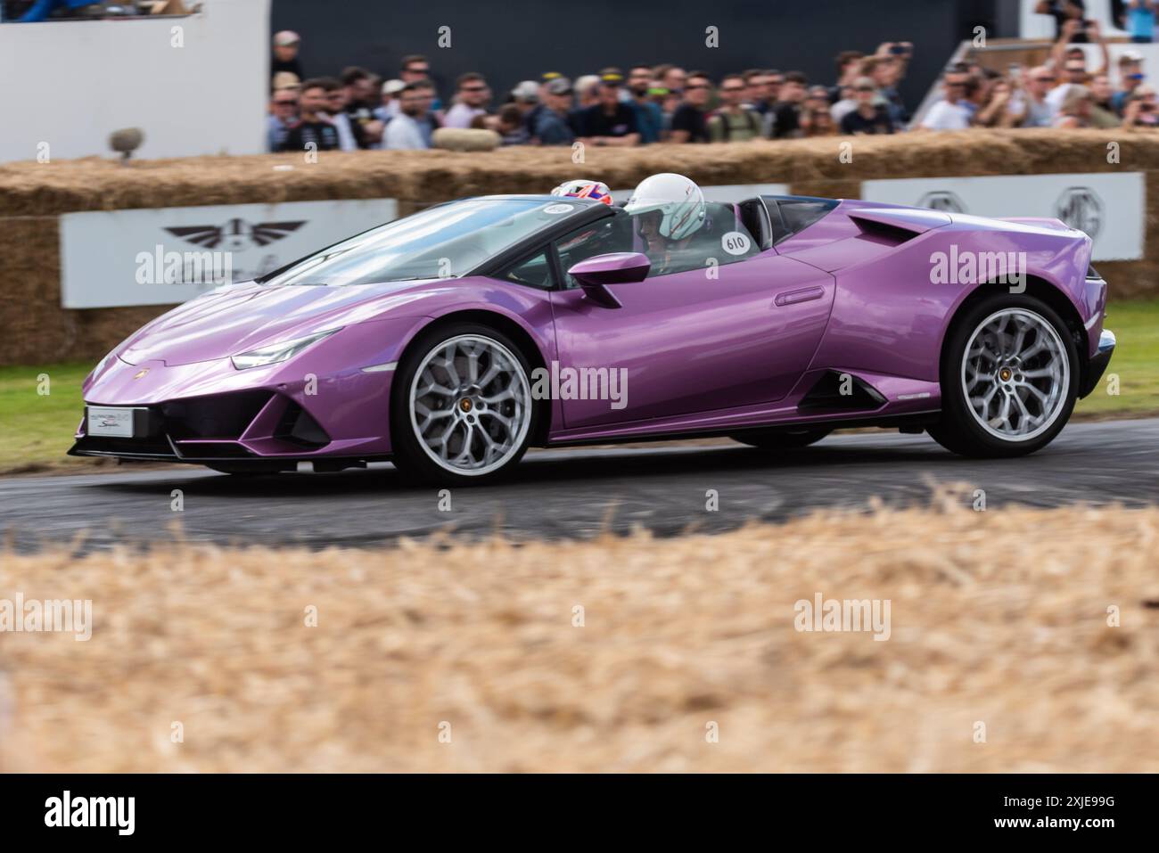 2024 Lamborghini Huracán EVO Spyder voiture de sport conduisant sur la piste de montée de colline au Goodwood Festival of Speed 2024 Motorsport Event, Royaume-Uni Banque D'Images