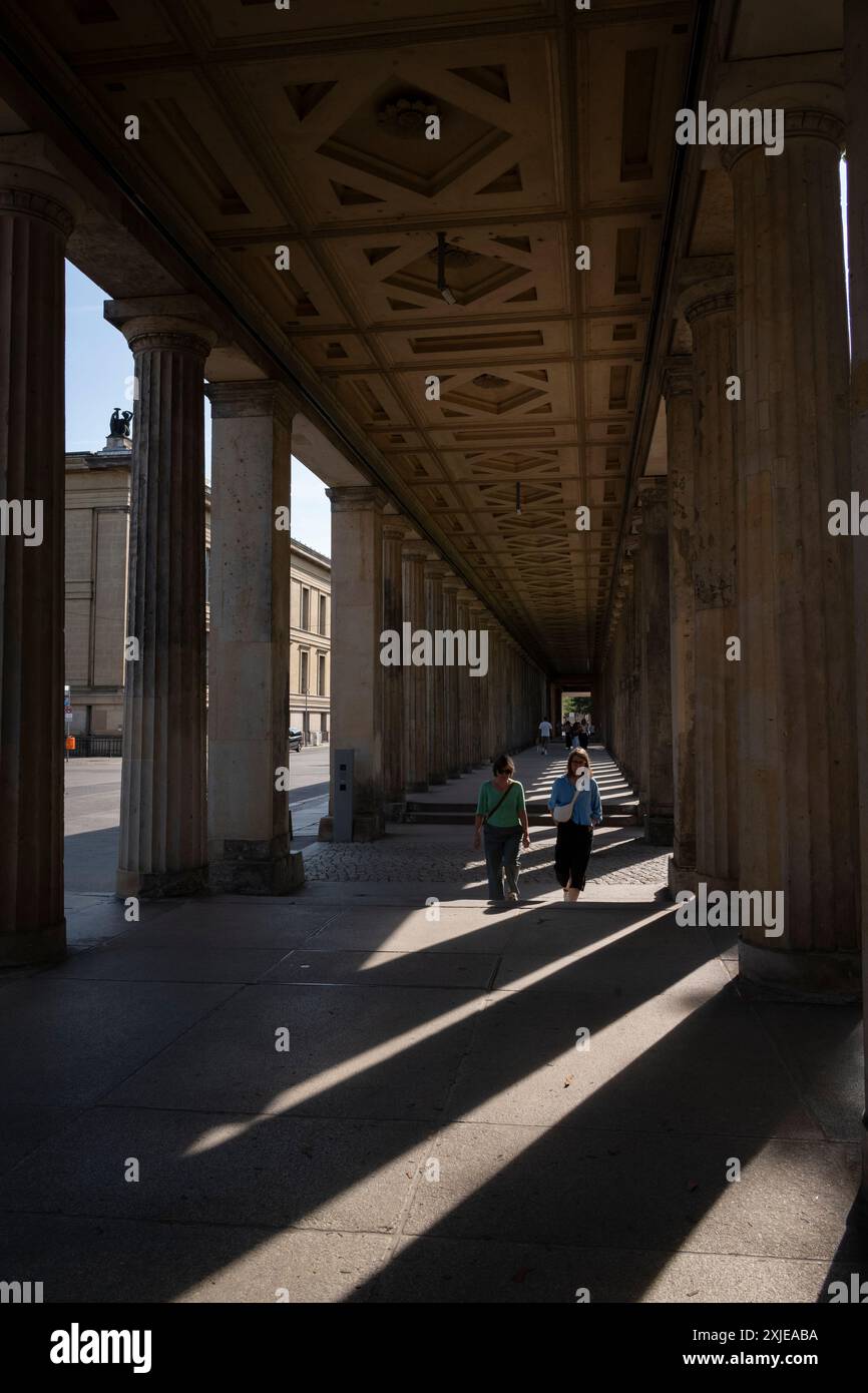 Les colonnades de Friedrich August Stüler, les colonnades du côté sud et est du Neues Museum ont été construites entre 1853 et 1860, à Berlin, en Allemagne Banque D'Images