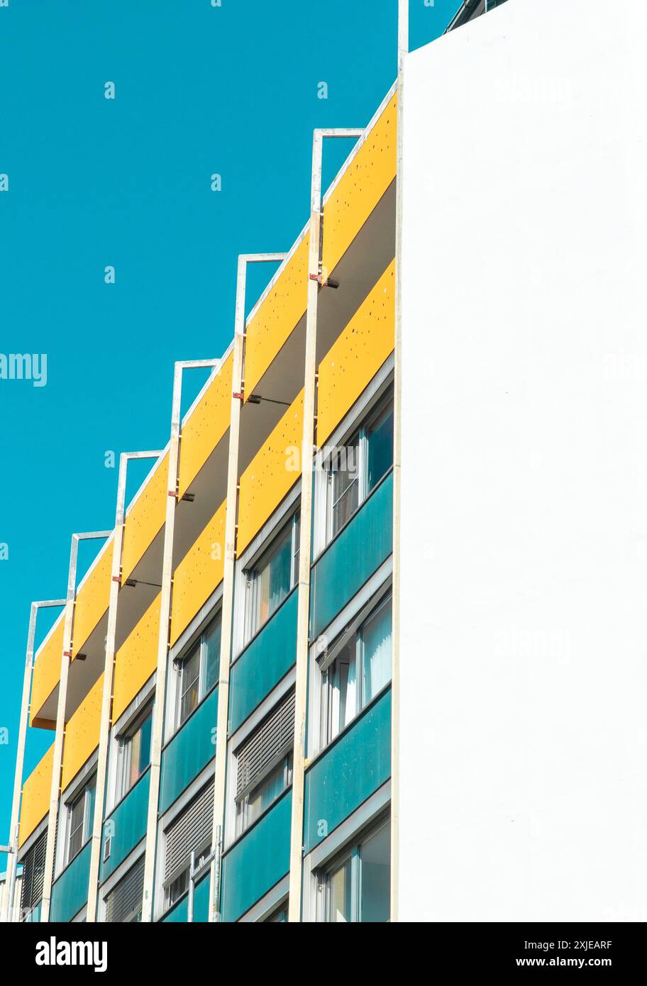 Harmonie éométrique des bâtiments de la ville. Contraste architectural dans un paysage urbain. Modernité et tradition dans les structures de la ville. Parking à plusieurs étages. Banque D'Images