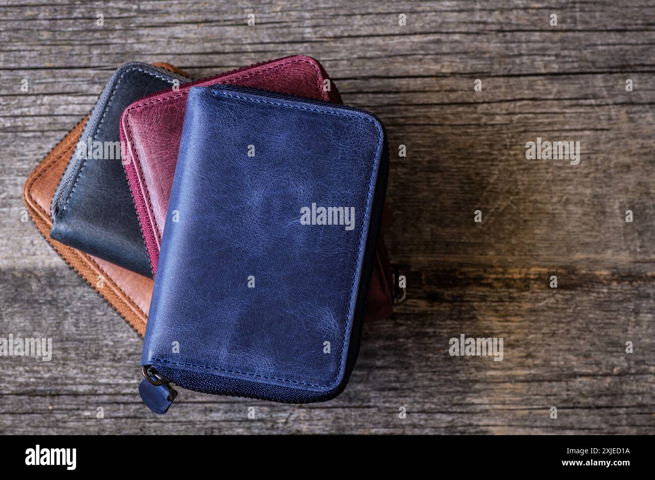 portefeuille zippé en cuir véritable coloré pour hommes ou femmes, concept d'industrie du cuir Banque D'Images