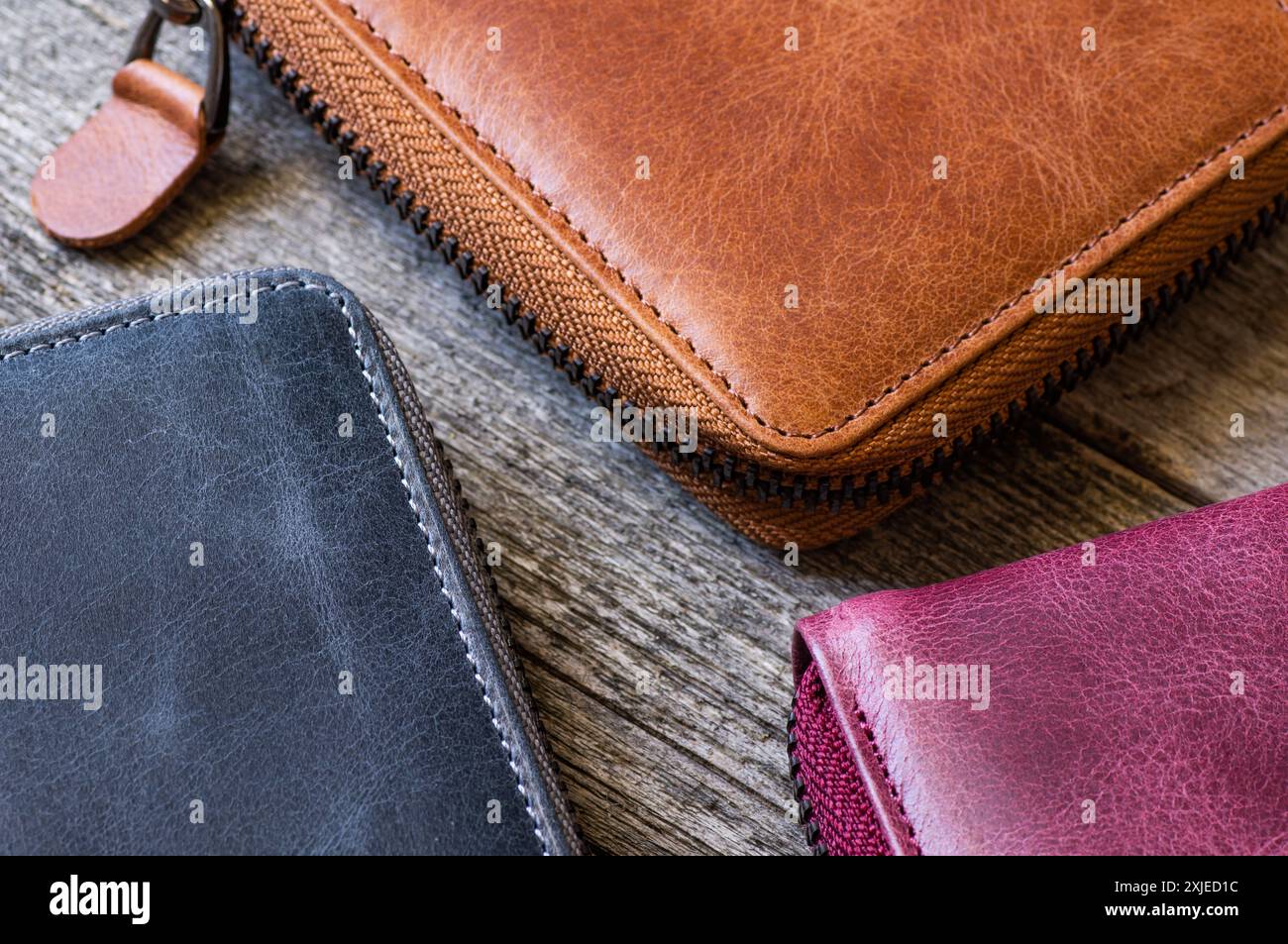 portefeuille zippé en cuir véritable coloré pour hommes ou femmes, concept d'industrie du cuir Banque D'Images