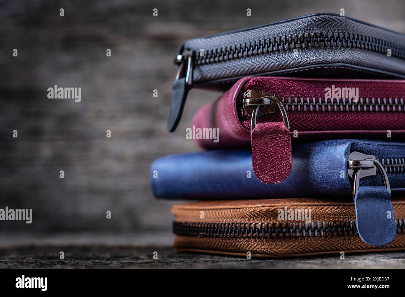 portefeuille zippé en cuir véritable coloré pour hommes ou femmes, concept d'industrie du cuir Banque D'Images