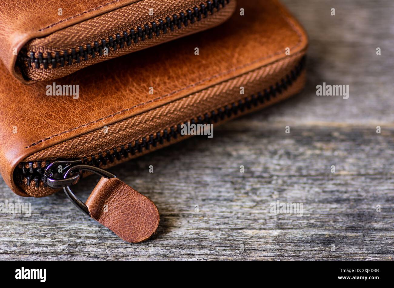 portefeuille zippé en cuir véritable coloré pour hommes ou femmes, concept d'industrie du cuir Banque D'Images