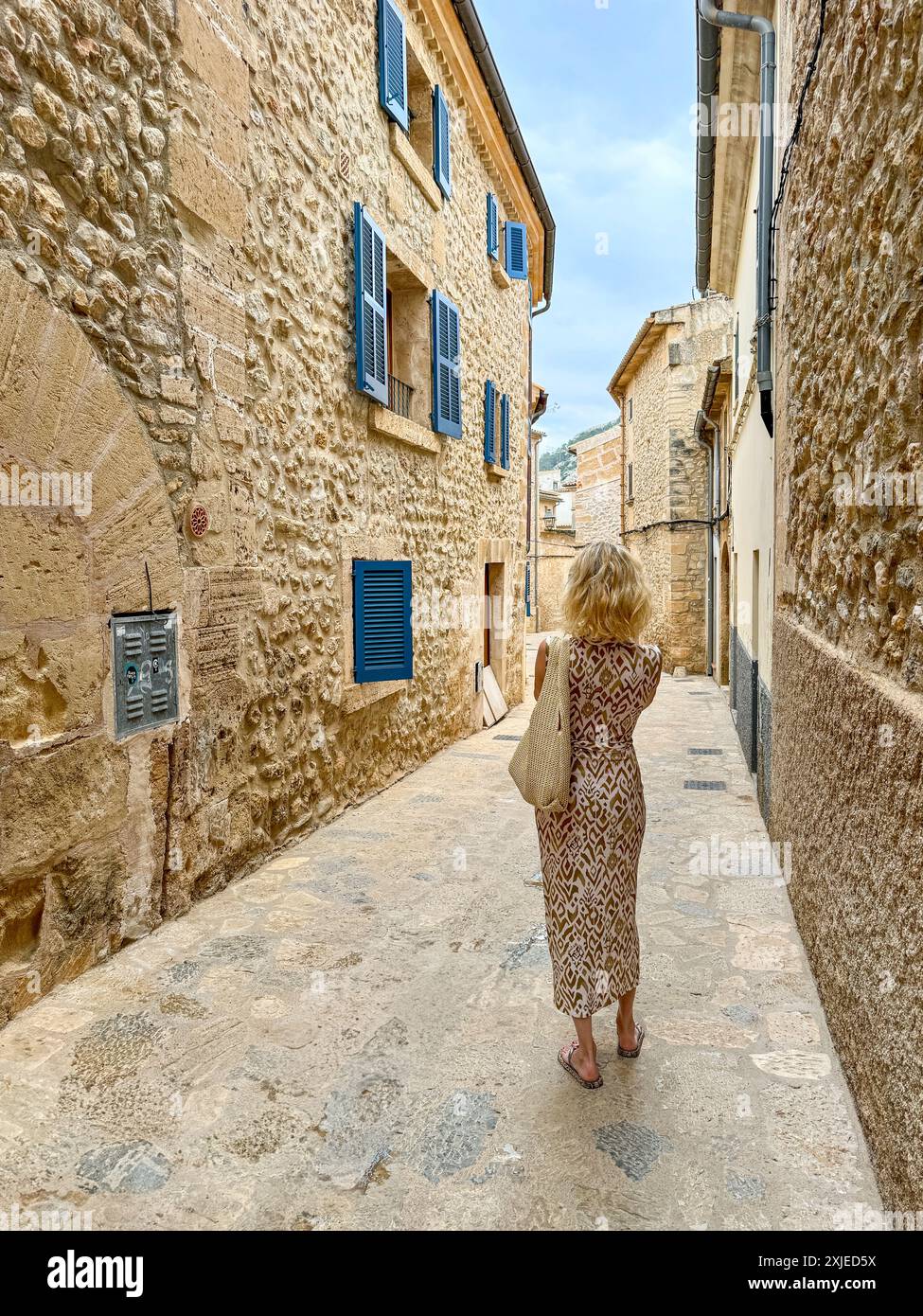 Portrait d'une jeune femme à Pollensa / Pollença / ville de Majorque / Majorque , Îles Baléares, Espagne juillet 2024 Banque D'Images