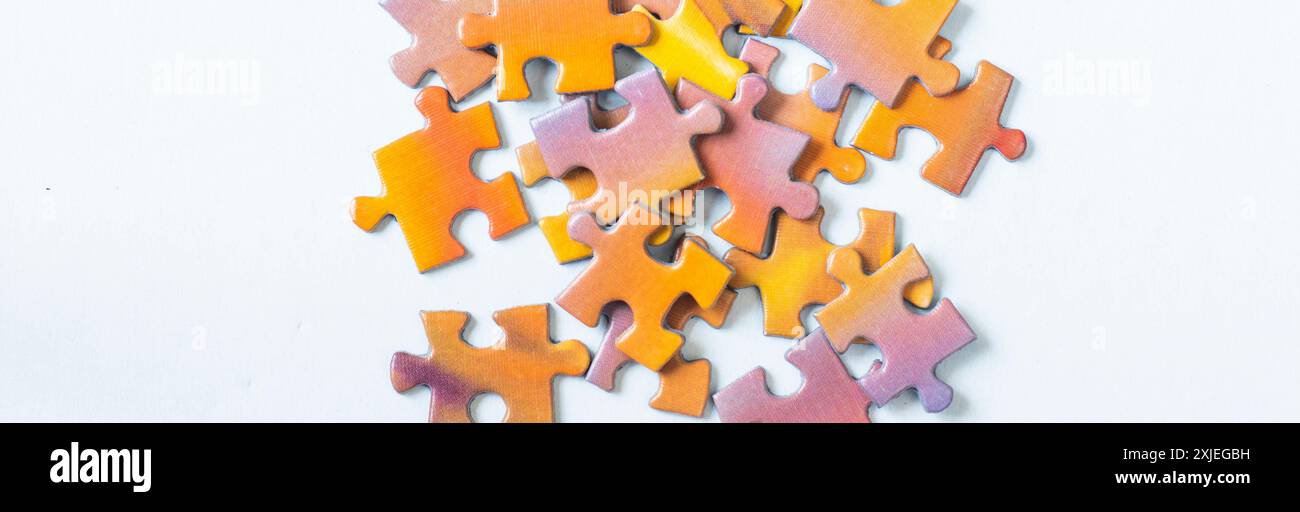 Puzzle coloré sur le fond blanc Banque D'Images