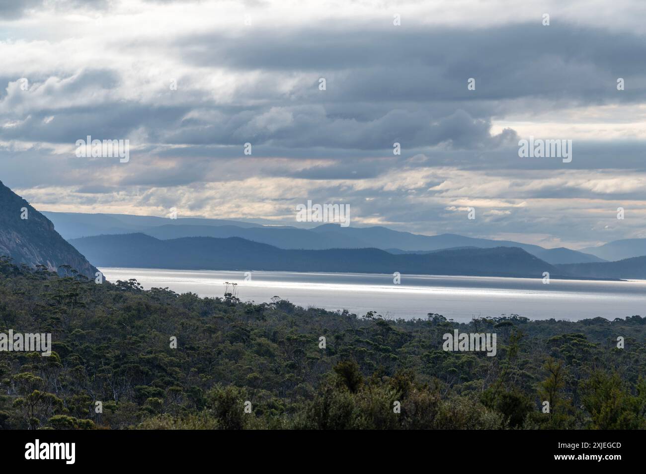 Phare de Cape Tourville plusieurs tons de gris à travers le Tasman depuis le phare de Cape Tourville près de Coles Bay sur la Freycinet Peninsula East coa Banque D'Images