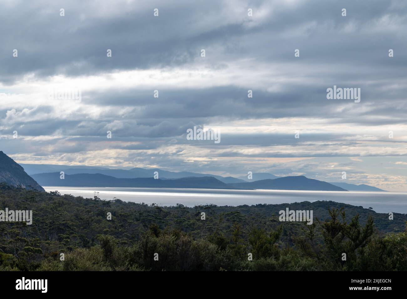 Phare de Cape Tourville plusieurs tons de gris à travers le Tasman depuis le phare de Cape Tourville près de Coles Bay sur la Freycinet Peninsula East coa Banque D'Images