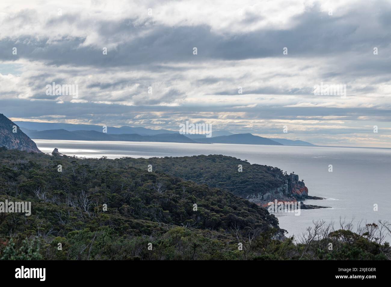 Phare de Cape Tourville plusieurs tons de gris à travers le Tasman depuis le phare de Cape Tourville près de Coles Bay sur la Freycinet Peninsula East coa Banque D'Images