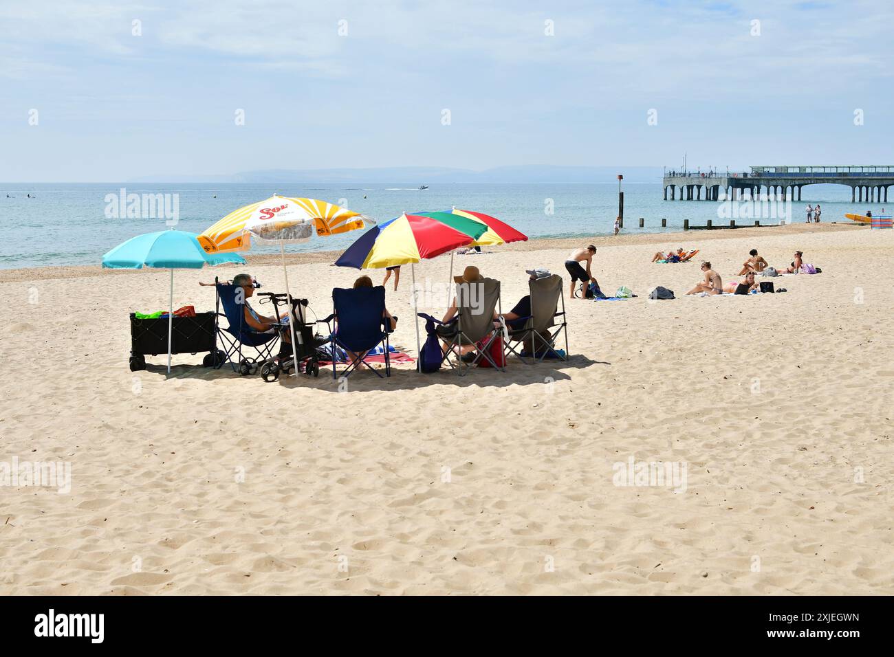 Boscombe Beach, Bournemouth, Dorset, Royaume-Uni, 18 juillet 2024, météo : les gens à la plage en plein soleil sur la côte sud au début d'une brève canicule. La hausse tant attendue des températures ne devrait durer que deux jours. Paul Biggins/Alamy Live News Banque D'Images