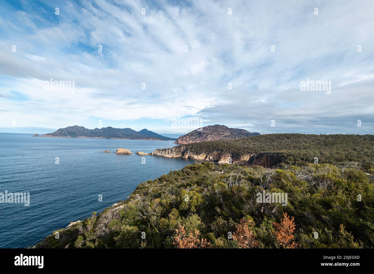 Vue au sud sur la côte est de la Tasmanie en Australie, Thouin Bay, une partie de la mer de Tasman dans le parc national de Freycinet. Les baies cachées sont Wi Banque D'Images