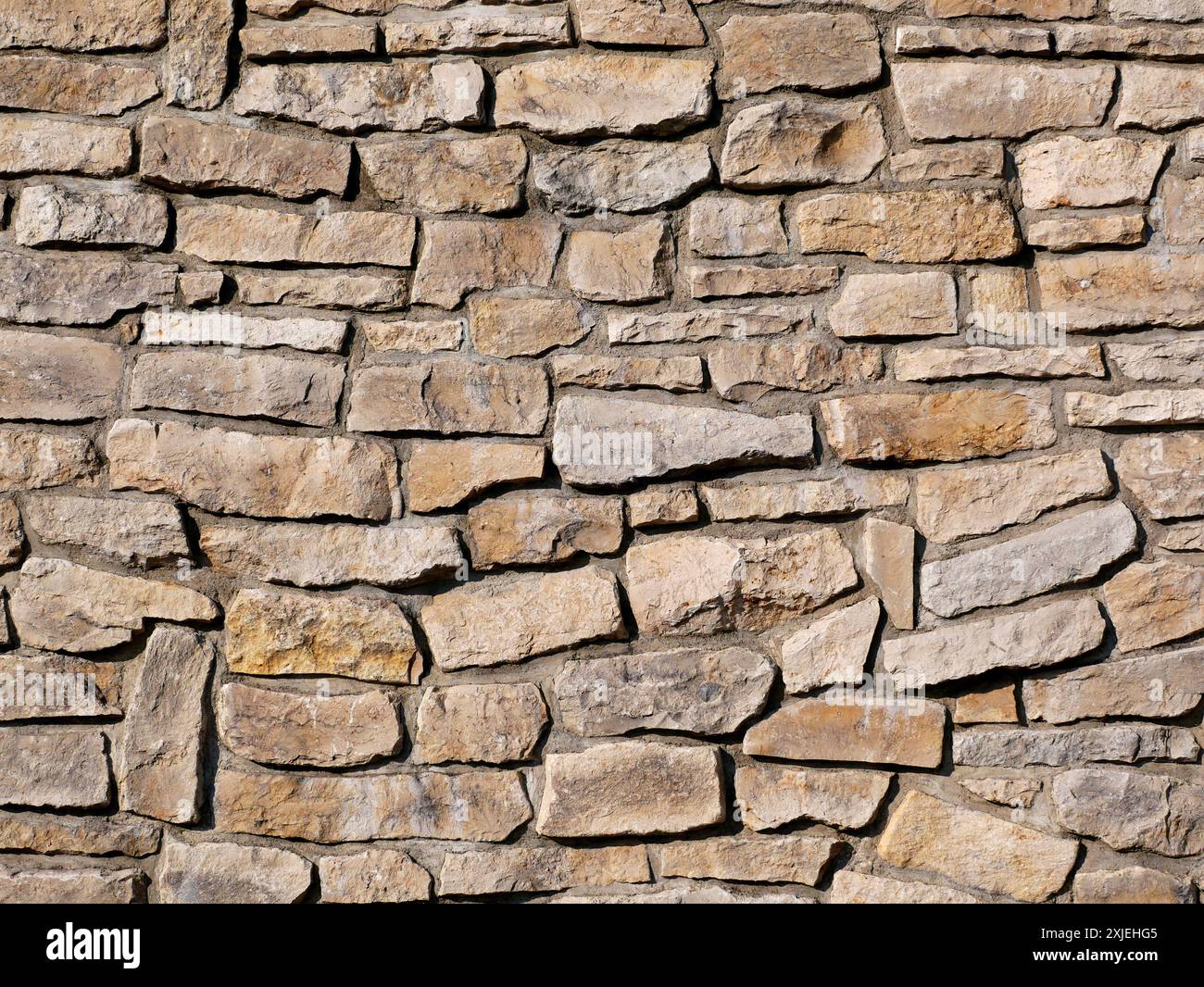 Le mur de protection contre les inondations est en béton et a été coulé avec des matrices dans une structure en pierre naturelle Banque D'Images