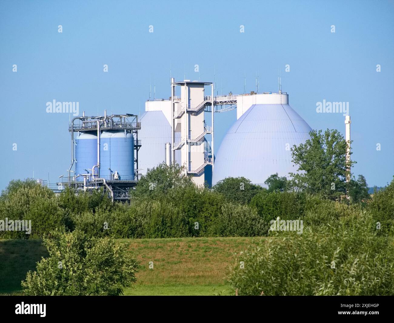 Infrastructure des installations d'égouts de Dresde avec deux digesteurs et une usine de traitement. Rôle clé dans le traitement des eaux usées et la protection de l'environnement Banque D'Images