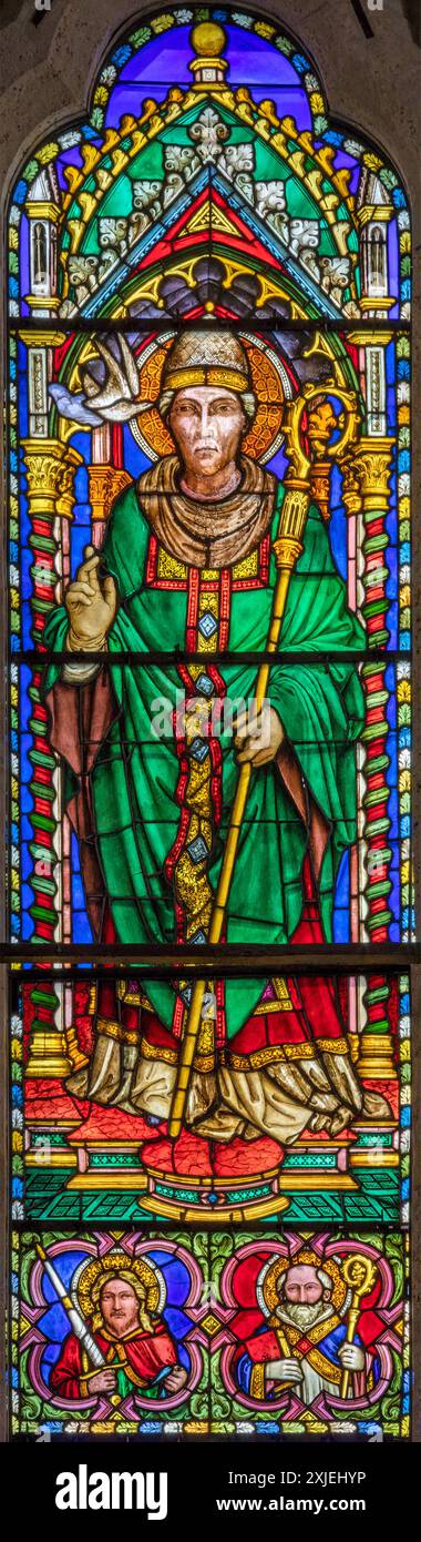 PÉROUSE, ITALIE - 15 MAI 2024 : le détail du vitrail avec le composé Grégoire le Grand dans l'église Basilica di San Domenico Banque D'Images