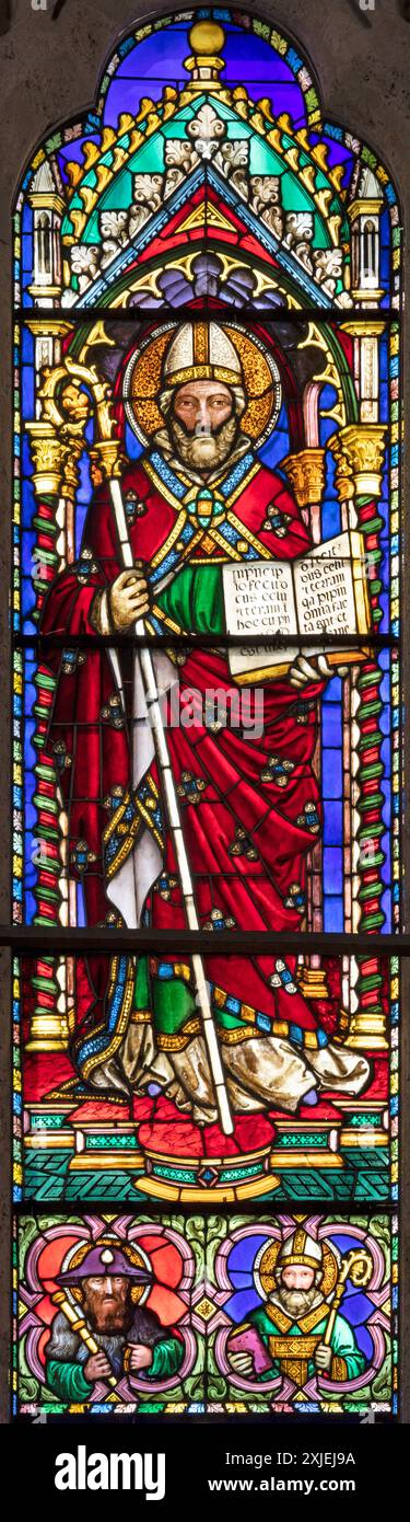 PÉROUSE, ITALIE - 15 MAI 2024 : le détail du vitrail avec le composé Augustin dans l'église Basilica di San Domenico dessinée par Mariotto di Nardo Banque D'Images