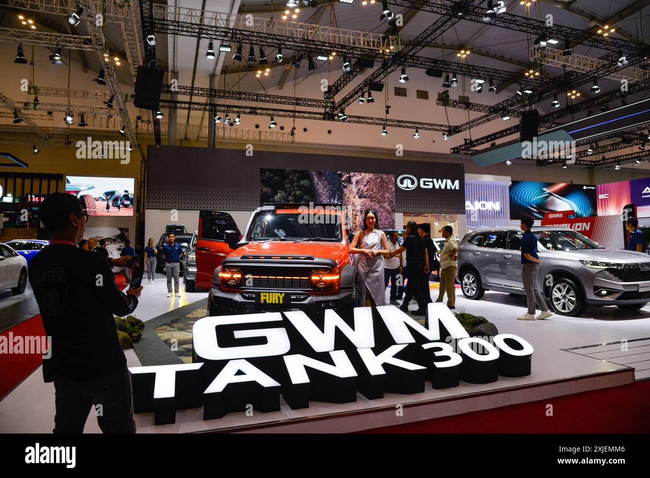 Tangerang, Indonésie. 18 juillet 2024. Les visiteurs regardent les véhicules exposés sur le stand de la marque automobile chinoise GWM au salon international de l'auto de GAIKINDO Indonesia (GIIAS) 2024 à Tangerang, province de Banten, Indonésie, le 18 juillet 2024. Le 31ème GIIAS a ouvert jeudi à l'exposition de la Convention d'Indonésie à Tangerang. Des dizaines de marques automobiles internationales sont apparues au salon de l'auto qui durera jusqu'en juillet 28. Crédit : Xu Qin/Xinhua/Alamy Live News Banque D'Images