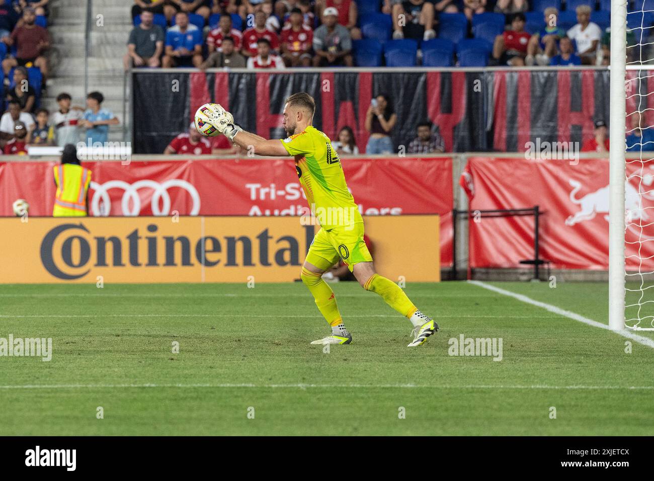 Harrison, New Jersey, États-Unis. 17 juillet 2024. Le gardien de but Jonathan Sirois (40) du FC Montréal sauve lors d’un match régulier en MLS contre les Red Bulls de New York au Red Bull Arena à Harrison, NJ Le match a été retardé en raison d'un orage violent et a finalement été mis en jeu dans le tirage 2 - 2. (Crédit image : © Lev Radin/Pacific Press via ZUMA Press Wire) USAGE ÉDITORIAL SEULEMENT! Non destiné à UN USAGE commercial ! Banque D'Images